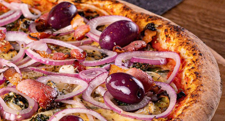 Pizza com cebola roxa e azeitonas da Pizzaria Mussanela, no Cambuci