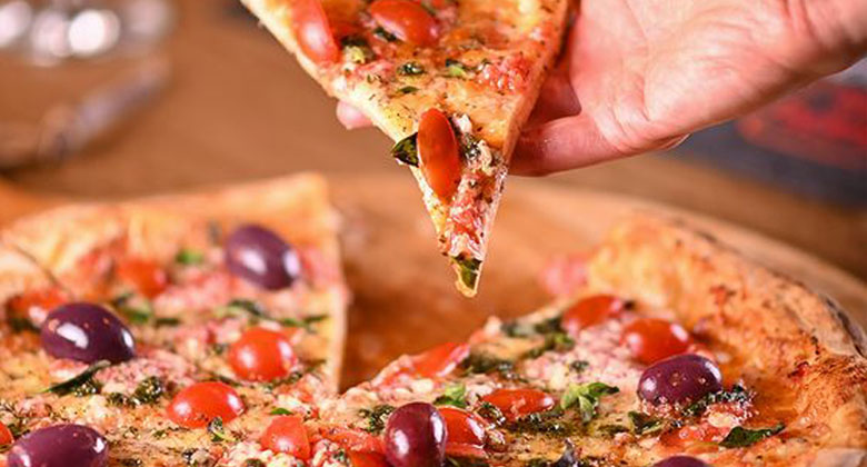 Fatia de pizza com tomate, azeitonas e queijo derretido da Pizzaria Mussanela